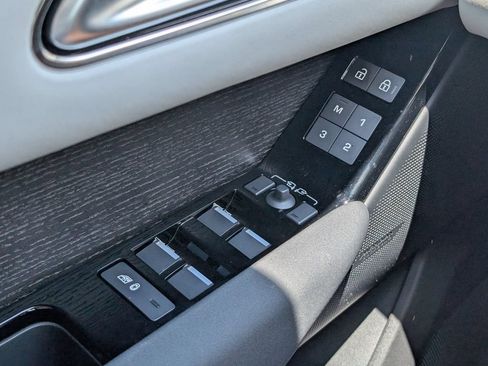 Used 2025 Land Rover Range Rover Velar S AWD/4WD image 30