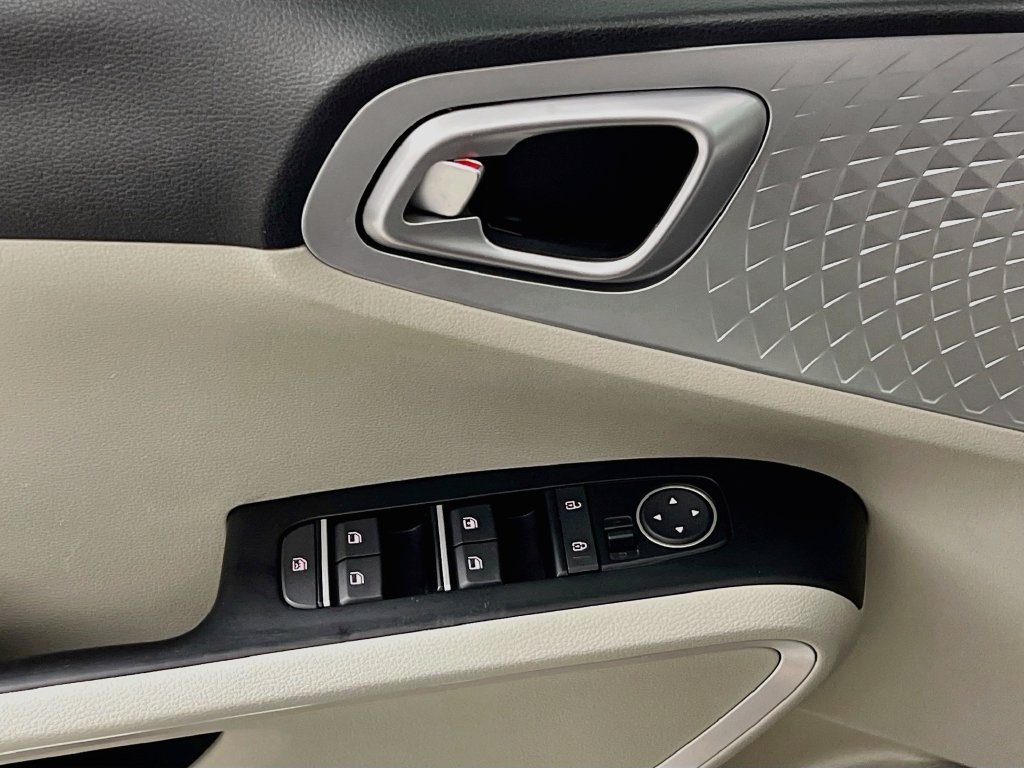 Used 2020 Kia Soul LX FWD image 13