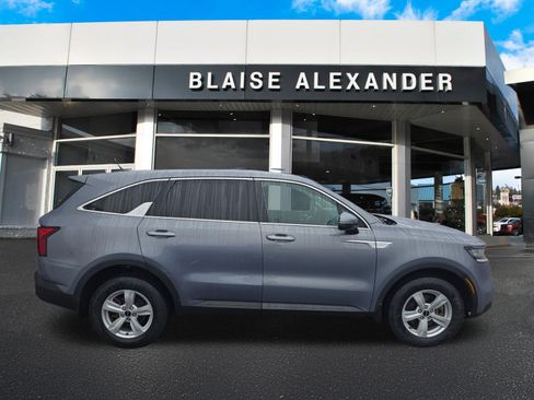 Used 2023 Kia Sorento LX image 2