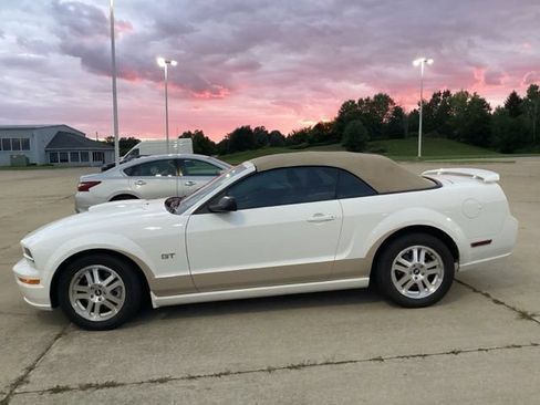 Used 2007 Ford Mustang GT RWD image 2
