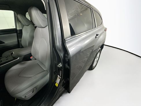 Used 2023 Toyota Highlander LE FWD image 12
