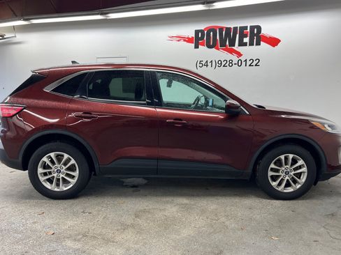 Used 2021 Ford Escape SE image 2