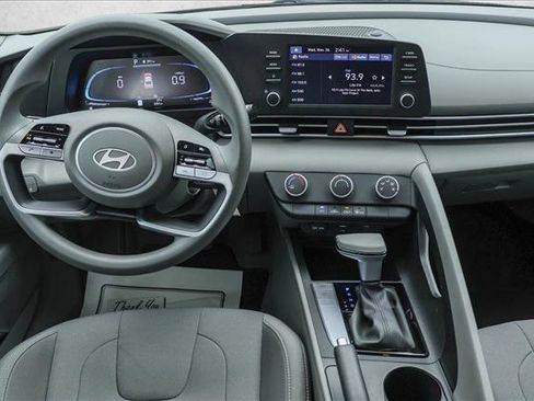 Certified 2025 Hyundai Elantra SE image 24
