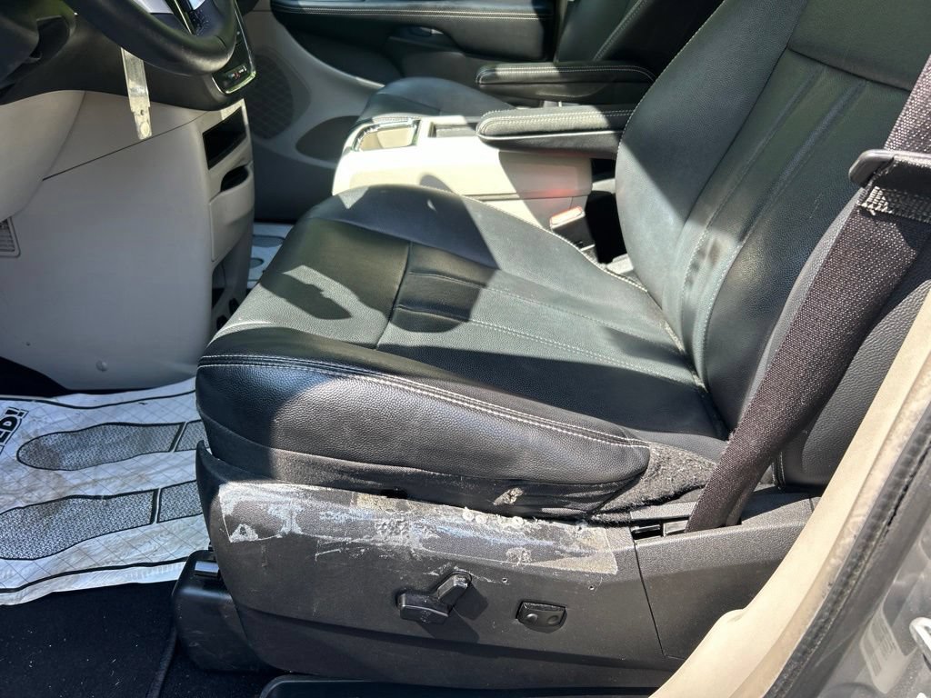 Used 2013 Chrysler Town & Country Touring FWD image 11