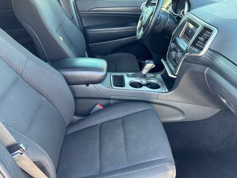 Used 2020 Jeep Grand Cherokee Laredo RWD image 28