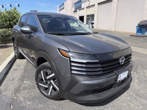 Used 2025 Nissan Kicks SV image 3