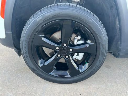 Used 2023 Jeep Grand Cherokee Limited w/ Black Appearance Package image 14