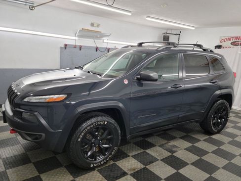 Used 2016 Jeep Cherokee Trailhawk w/ Comfort/Convenience Group AWD/4WD image 2
