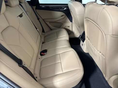 Certified 2025 Porsche Macan image 28