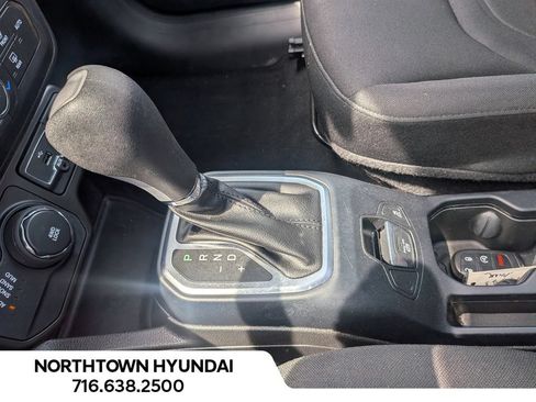 Used 2021 Jeep Renegade Latitude w/ Sun & Sound Group AWD/4WD image 12