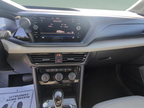 Used 2023 Volkswagen Taos SE w/ Panoramic Sunroof Package AWD/4WD image 10