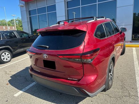 Used 2022 Toyota Highlander XLE AWD/4WD image 5