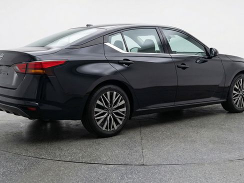 Used 2025 Nissan Altima 2.5 SV image 9