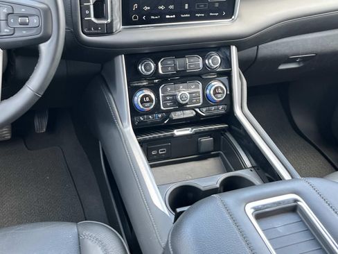 Used 2024 GMC Yukon XL Denali AWD/4WD image 14
