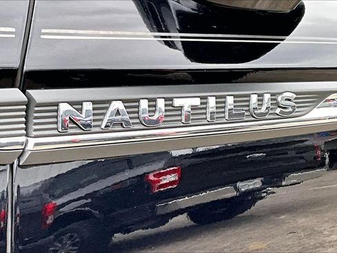 Used 2020 Lincoln Nautilus Reserve w/ Equipment Group 202A image 10