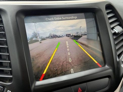 Used 2017 Jeep Cherokee Latitude w/ Comfort/Convenience Group image 24