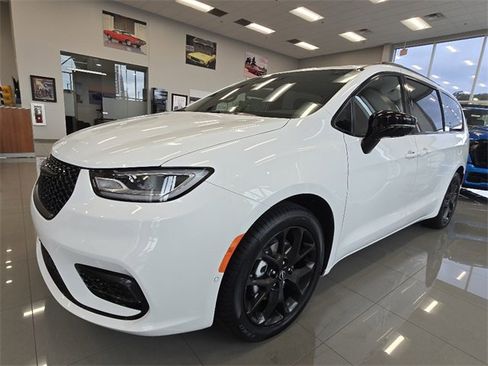 New 2026 Chrysler Pacifica Limited w/ Uconnect Theater Family Group image 15