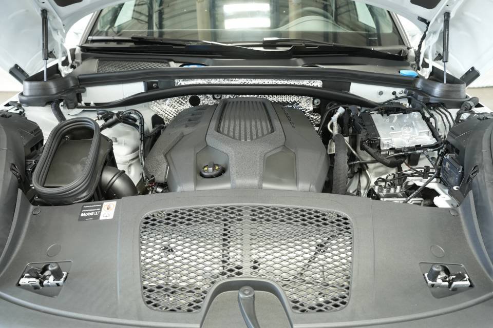 Certified 2025 Porsche Macan AWD/4WD image 30