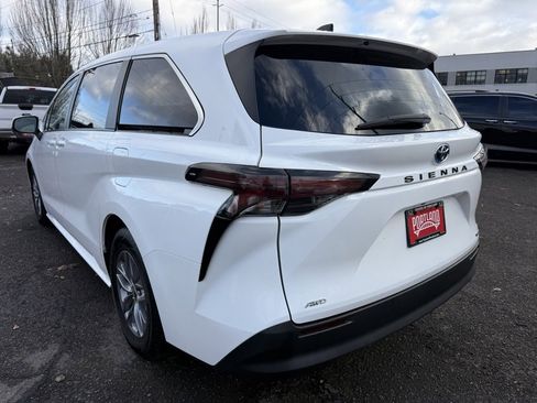 Used 2024 Toyota Sienna LE image 5