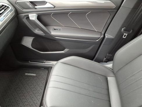 Used 2023 Volkswagen Tiguan SE R-Line image 32
