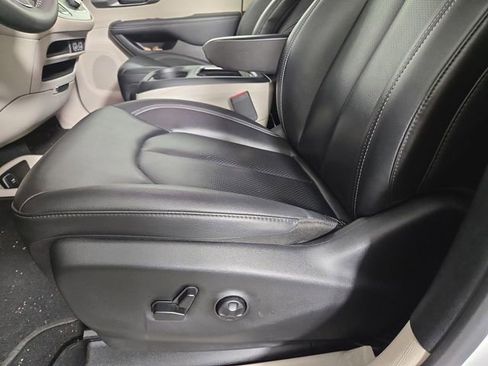 Used 2024 Chrysler Pacifica Limited FWD image 30