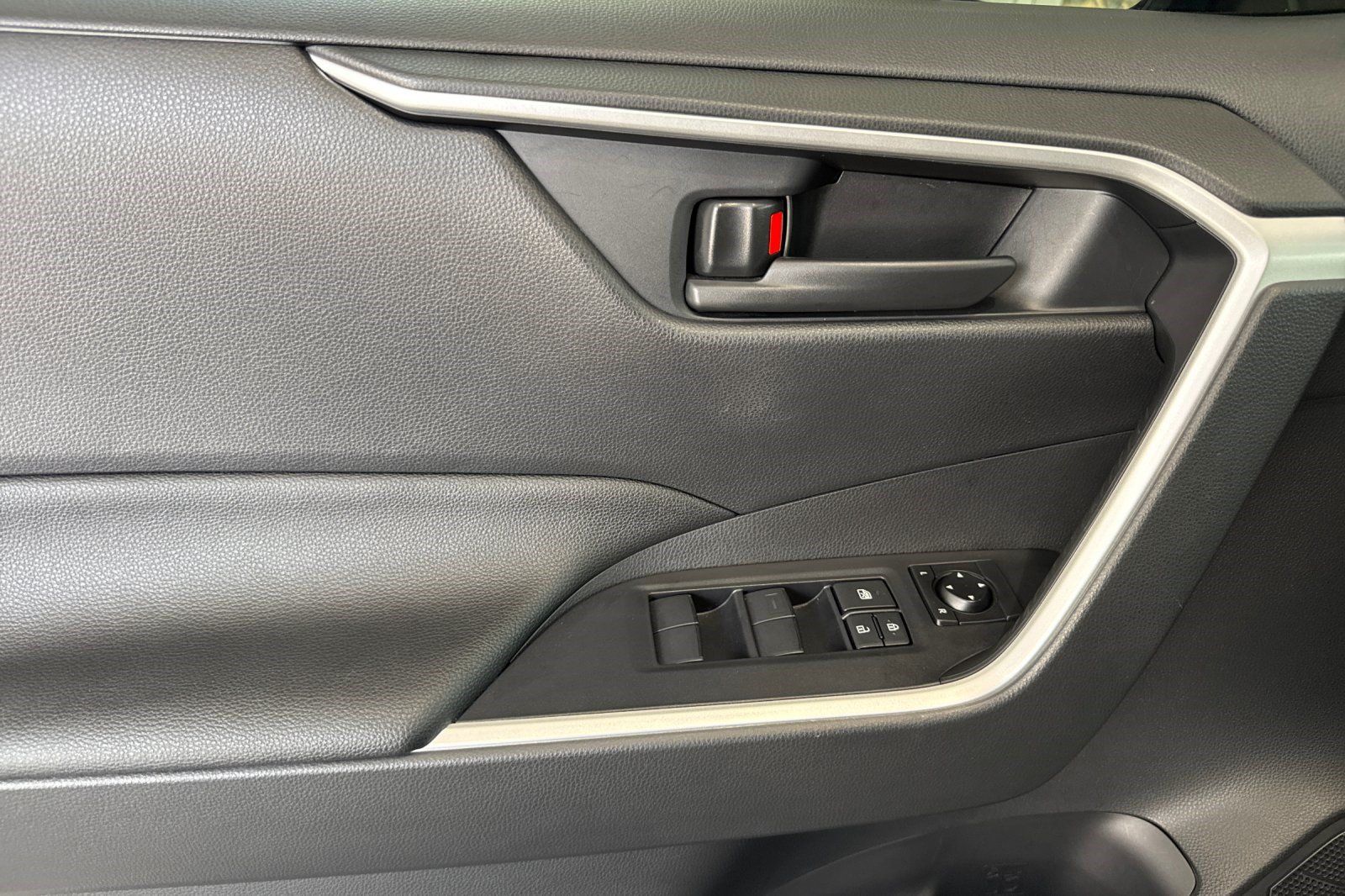 Used 2024 Toyota RAV4 LE AWD/4WD image 12