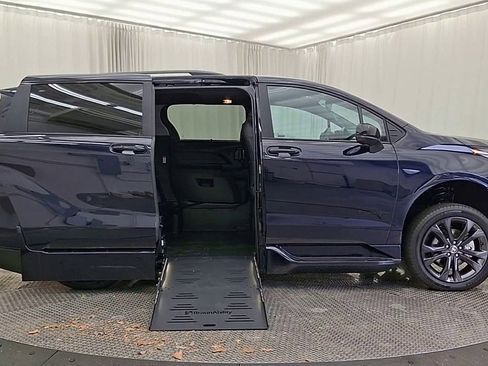 Used 2025 Toyota Sienna XSE image 9