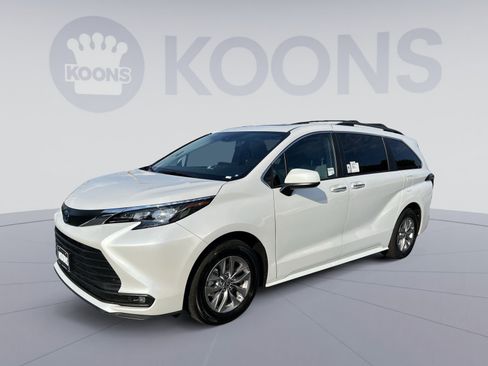Used 2025 Toyota Sienna XLE AWD/4WD image 1
