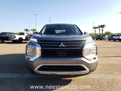 Used 2024 Mitsubishi Outlander SE Black Edition image 2