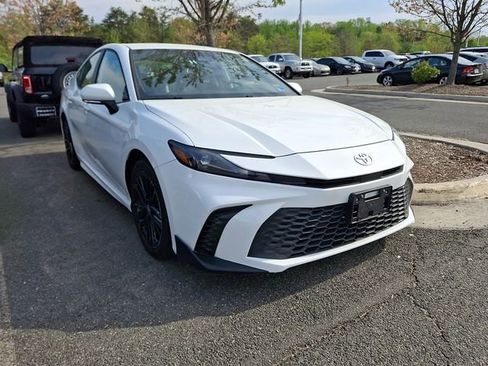 Used 2025 Toyota Camry SE image 6