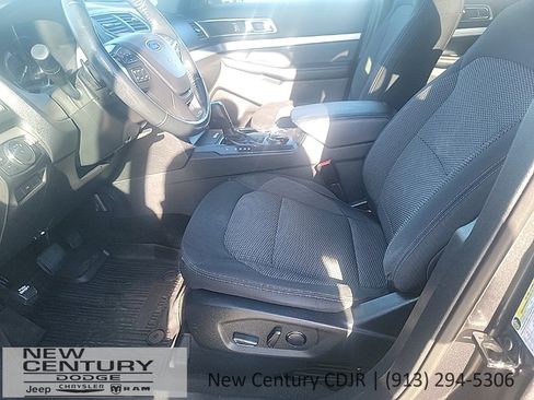 Used 2017 Ford Explorer XLT image 8