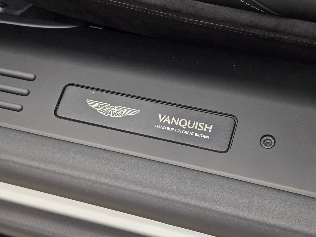 Used 2025 Aston Martin Vanquish RWD image 32