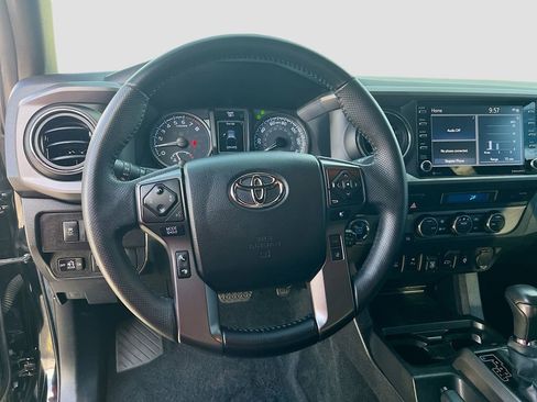 Used 2022 Toyota Tacoma TRD Off-Road w/ Technology Package AWD/4WD image 11
