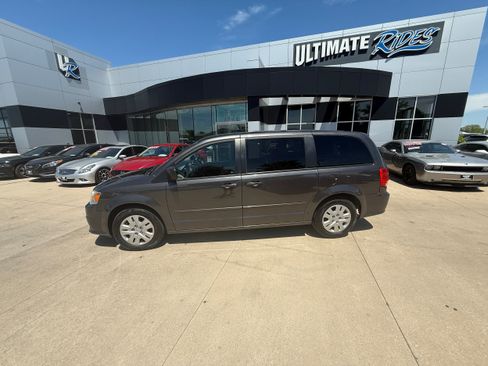Used 2016 Dodge Grand Caravan SE w/ Quick Order Package 29E SE FWD image 2