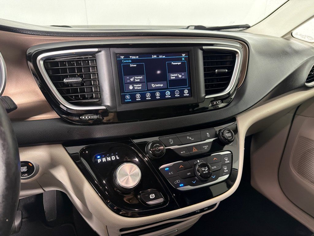 Used 2019 Chrysler Pacifica Touring-L FWD image 16
