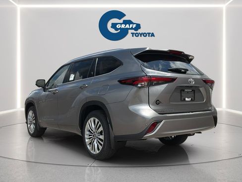 Used 2026 Toyota Highlander Platinum image 5