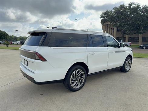 Used 2025 Lincoln Navigator L Reserve AWD/4WD image 4