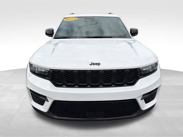 Used 2024 Jeep Grand Cherokee Limited w/ Black Appearance Package AWD/4WD image 2