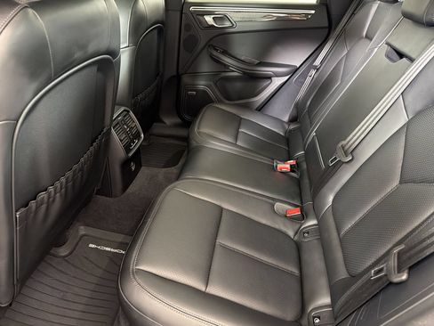Certified 2024 Porsche Macan AWD/4WD image 24