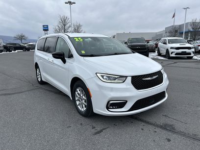 Used 2024 Chrysler Pacifica Touring-L