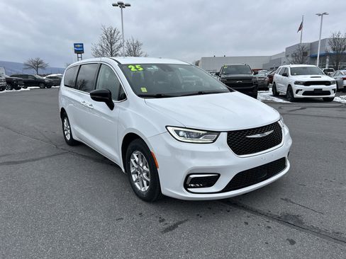 Used 2024 Chrysler Pacifica Touring-L image 1