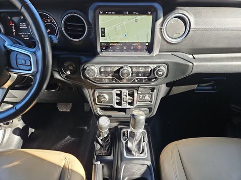 Used 2018 Jeep Wrangler Unlimited Sahara image 11