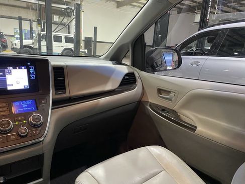 Used 2017 Toyota Sienna XLE w/ XLE Navigation Package FWD image 4