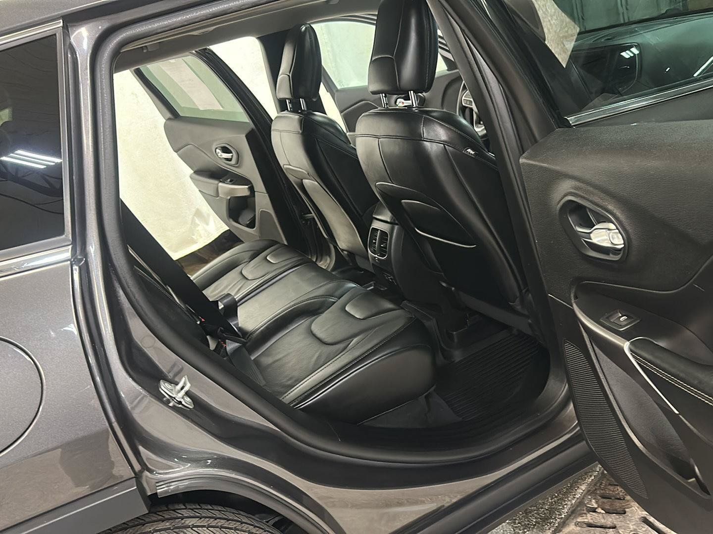 Used 2022 Jeep Cherokee Latitude Lux w/ Sun & Sound Group AWD/4WD image 30