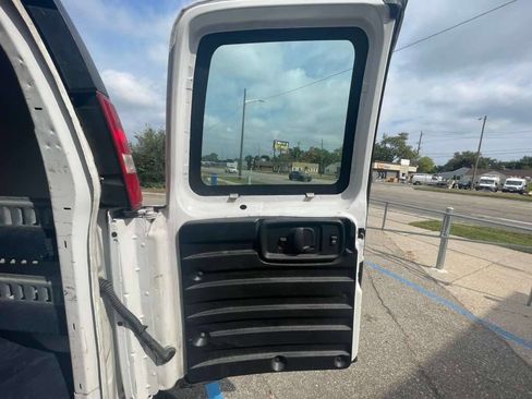 Used 2018 Chevrolet Express 2500 image 19
