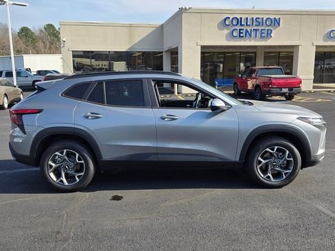 Used 2025 Chevrolet Trax LT w/ Driver Confidence Package image 2