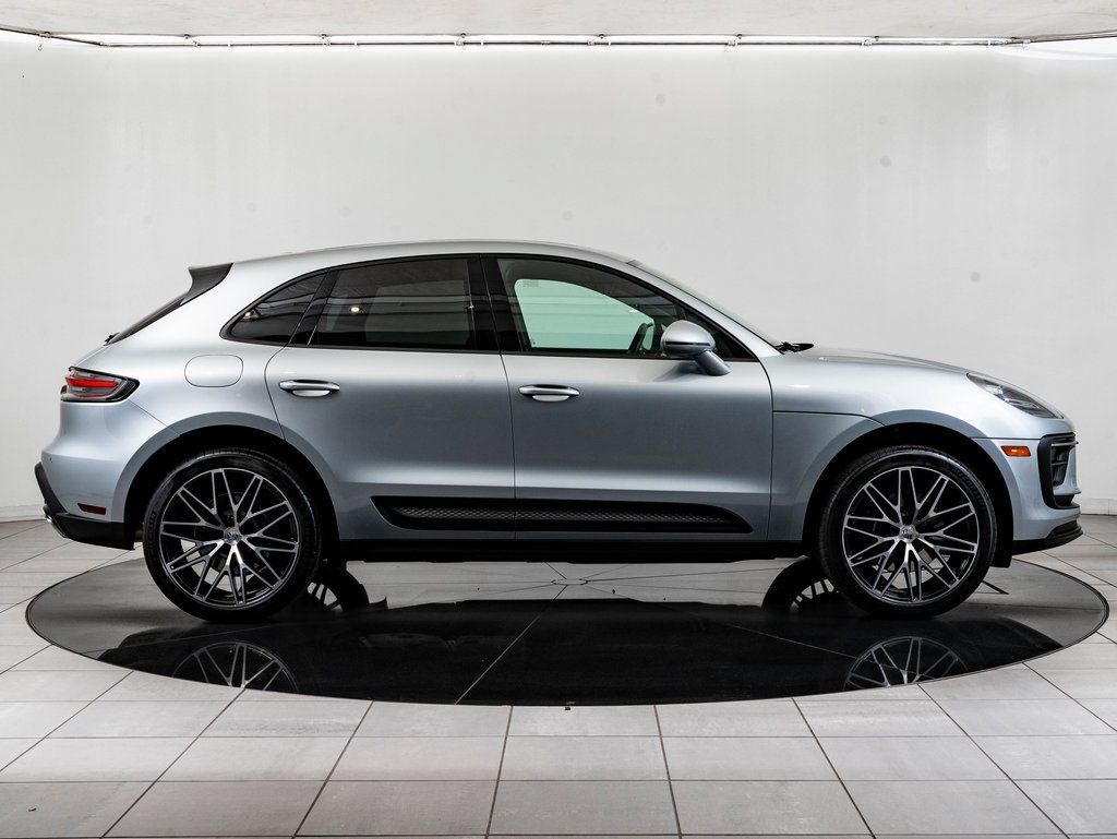 Certified 2025 Porsche Macan AWD/4WD image 9