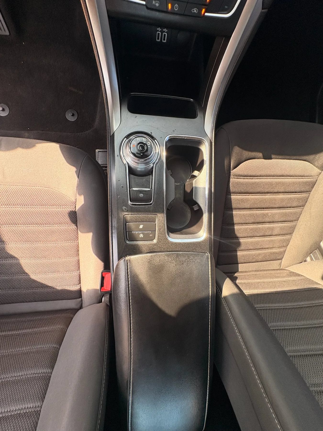 Used 2020 Ford Fusion SE FWD image 16