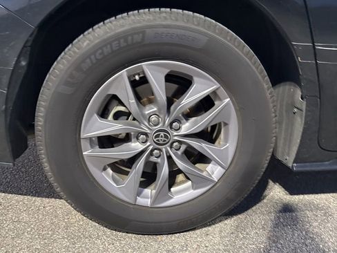 Used 2022 Toyota Sienna XLE image 9