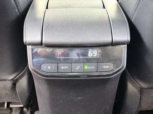 Used 2021 Toyota Highlander XLE AWD/4WD image 27